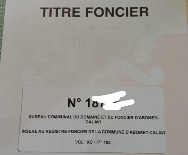Deux parcelles à vendre en angle de rue à Akassato-Adjagbo.