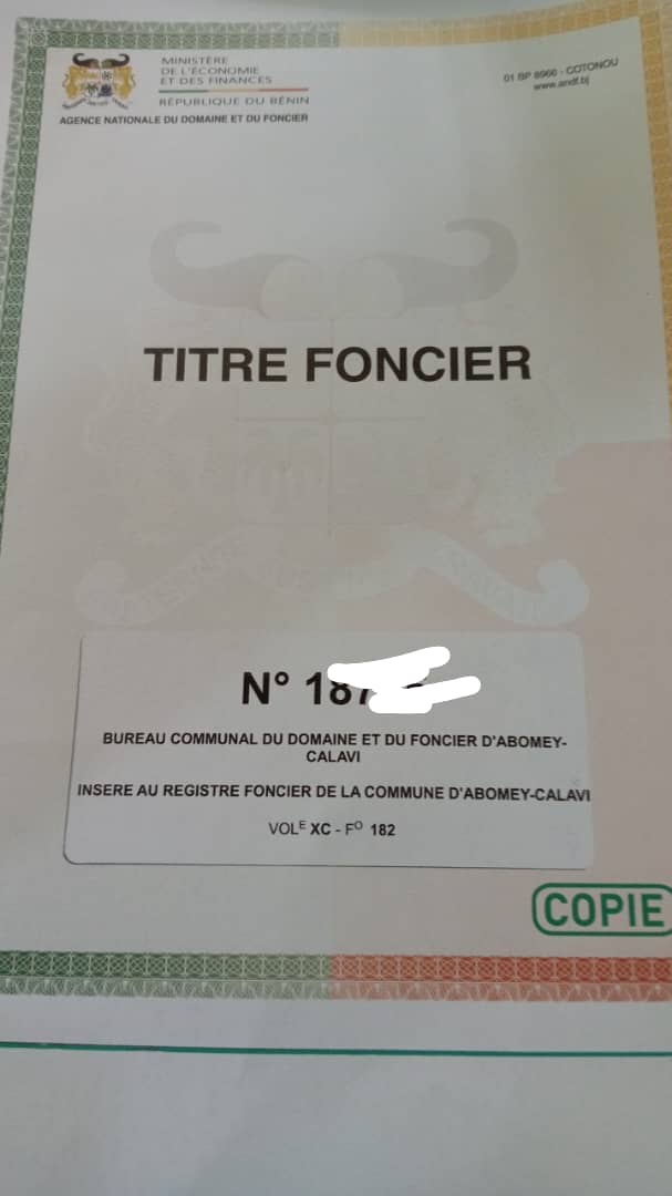 Deux parcelles à vendre en angle de rue à Akassato-Adjagbo.