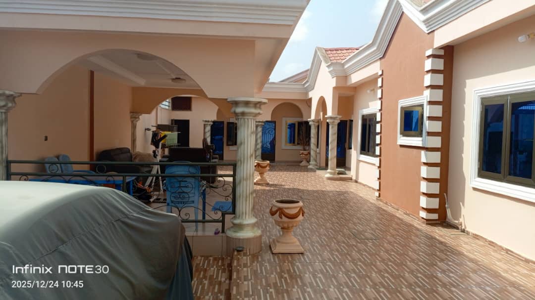 Maison à dérègbé de 06 chambres ,3 salons