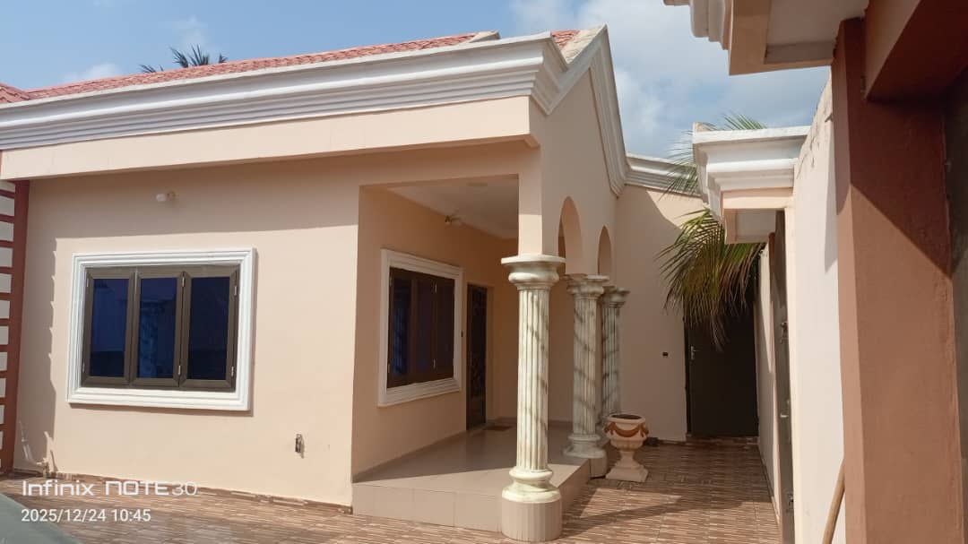 Maison à dérègbé de 06 chambres ,3 salons