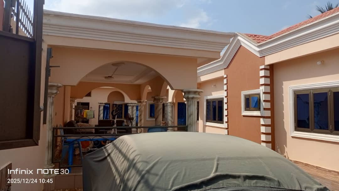 Maison à dérègbé de 06 chambres ,3 salons