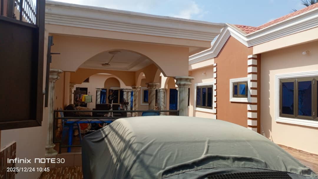 Maison à dérègbé de 06 chambres ,3 salons