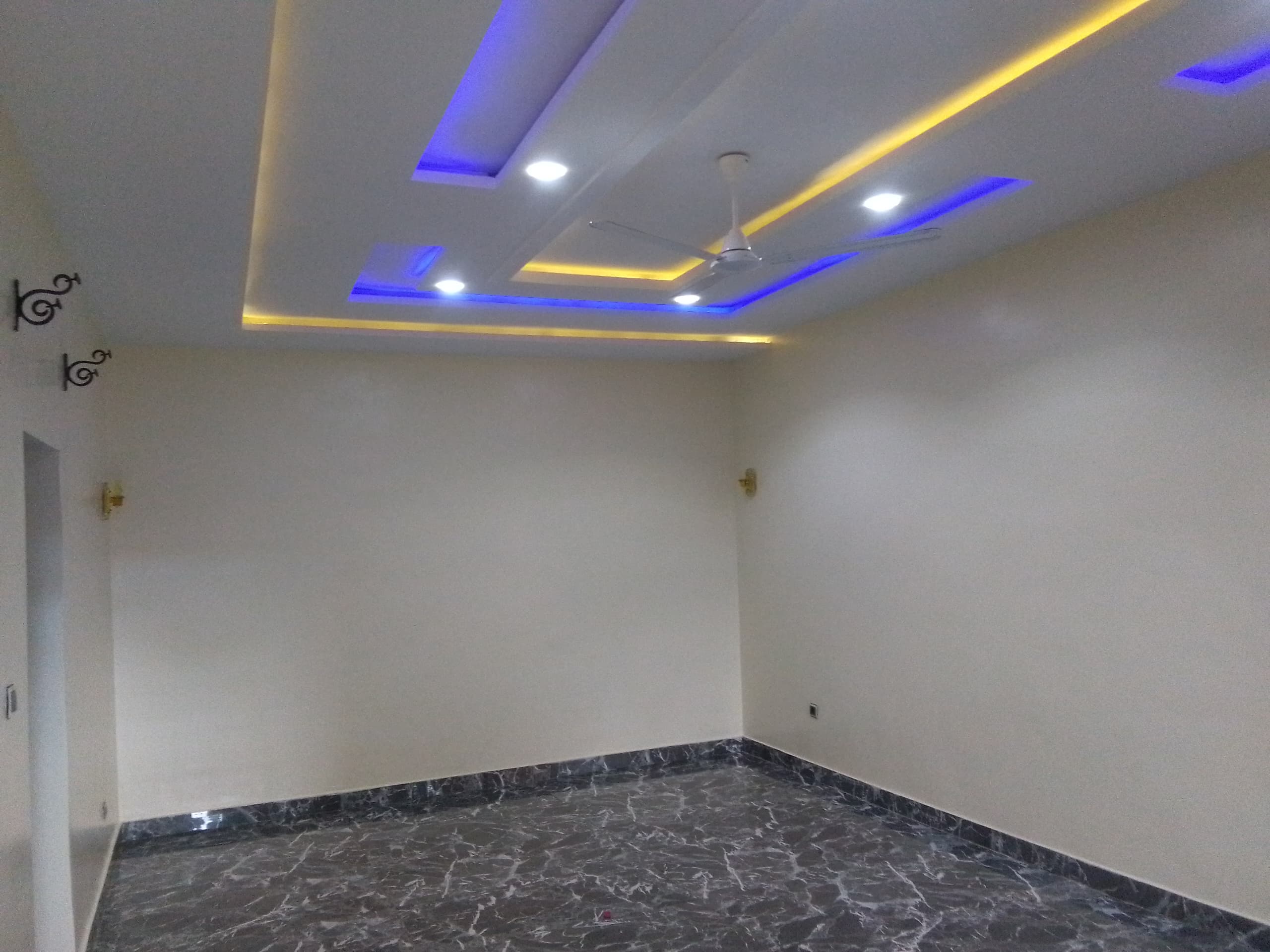 FIDJROSSE AKOGBATO, 02 chambres 01 salon sanitaire dallée 150.000F